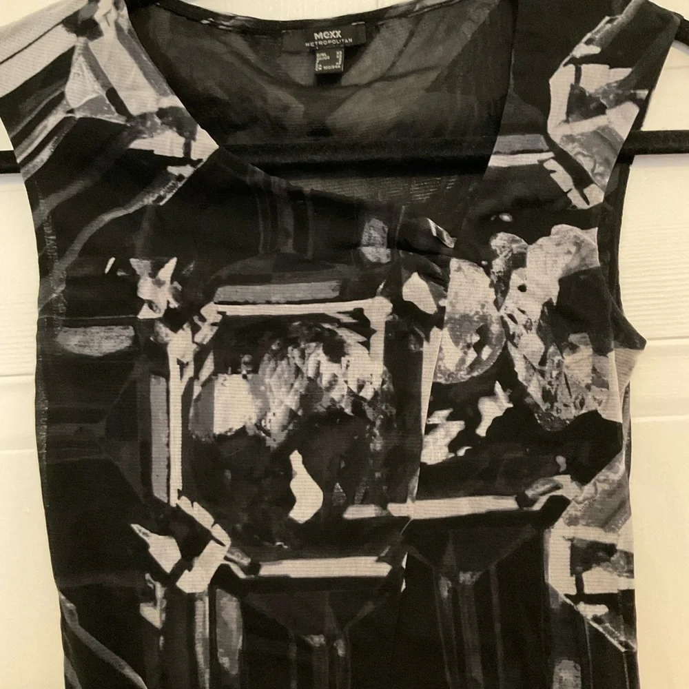 Black & Gray Geometric Print Sleeveless Top - Picture 2 of 7